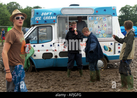 I frequentatori del festival di mangiare il gelato nel fango al 2007 Glade Electronic Music Festival in Aldermaston, Berkshire Foto Stock