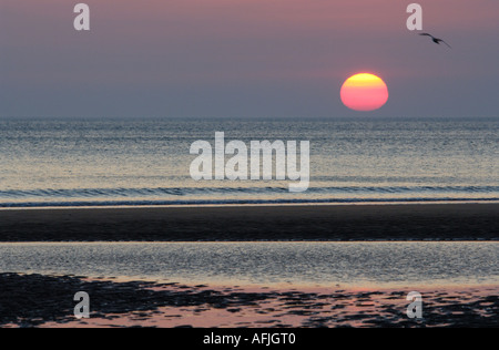 Tramonto sulla baia di Bude da Sandymouth Beach, Cornwall, Inghilterra. Foto Stock