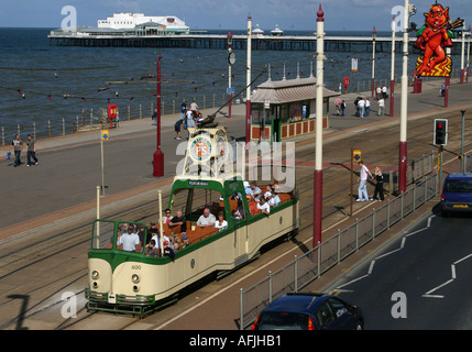 Open top tram sul lungomare di Blackpool Foto Stock