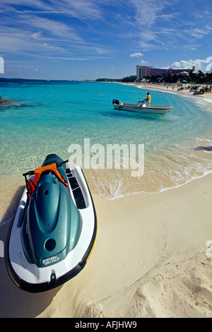 Jet Ski sulla spiaggia di Cavoli, Paradise Island, a Nassau, Bahamas Foto Stock