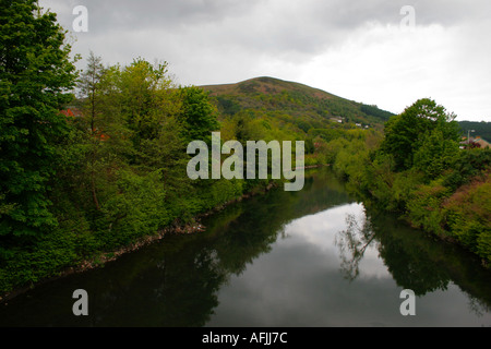 Il fiume Taff A TAFF ben, Cardiff, CON LA GARTH MOUNTAIN IN BACKGROUND, South wales, Regno Unito Foto Stock