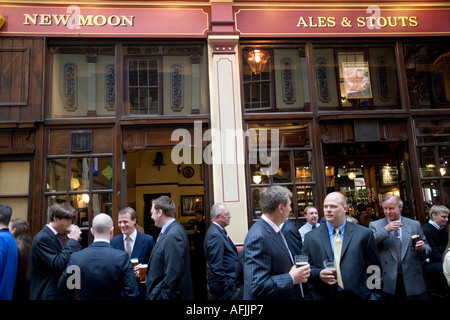 Gli imprenditori sulla pausa pranzo a New Moon Pub mercato Leadenhall Londra Inghilterra Gran Bretagna REGNO UNITO Foto Stock