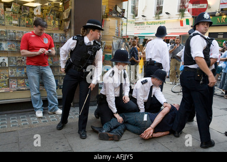 Gli ufficiali di polizia effettuare un arresto Londra Inghilterra Gran Bretagna REGNO UNITO Foto Stock