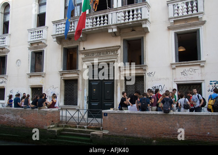 Agli studenti di alzarsi e sedersi fuori Cinnasio Liceo Marco Polo scuola edificio ingresso Venezia Italia Foto Stock