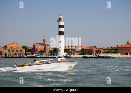 Il taxi acqueo velocità faro del passato e ferry dock sul isola di Murano Venezia Italia Foto Stock