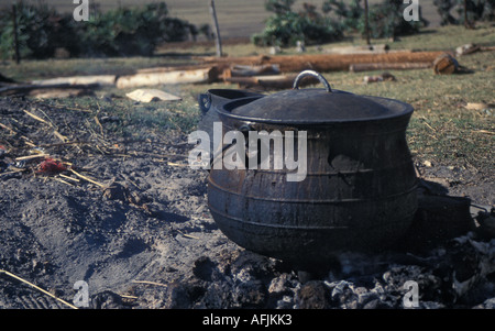 Un recipiente di cottura in un South African Village vicino Qnnu, Capo orientale, Sud Africa Foto Stock