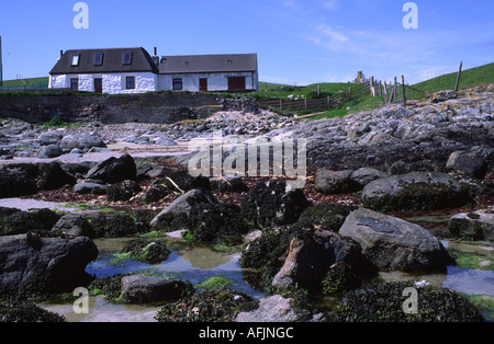 Molte case tradizionali sull'isola delle Ebridi di Tiree sono state restaurate di recente. Foto Stock