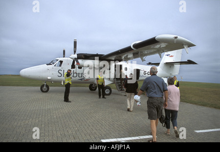 Dehavilland Twin Otter DCH 6 aereo sulla pista di St Mary s aeroporto Isole Scilly Cornwall Inghilterra Foto Stock