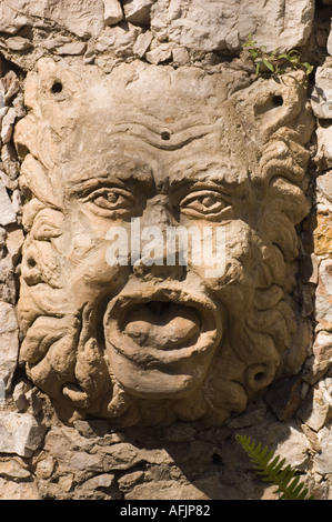 Colore immagine verticale che mostra il dettaglio di un volto di pietra il tubo di lancio sul pubblico passi in Taormina Sicilia Foto Stock