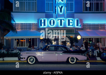 Auto classica americana, Colony Hotel, Ocean Drive, Miami Beach, Florida, USA Foto Stock