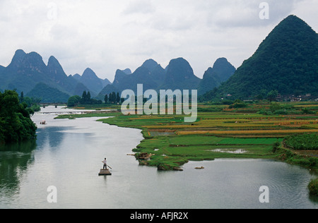 Yulong River, Nr Yangshuo, provincia di Guangxi turisti polo zattere di bambù sul placido fiume Foto Stock