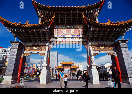 Un arco cerimoniale sorge nel cuore della città di Kunming's Jinbi Square Foto Stock