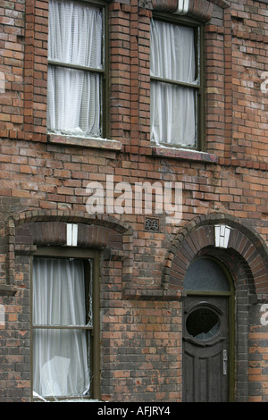 Resti di bombardato edificio della casa sul set del film di chiudere l'anello in base a Belfast negli anni settanta anni ottanta girato nel 2006 Foto Stock