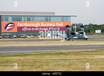 Bell Boeing MV-22 Osprey prendendo il largo a Farnborough 2006 air show Hampshire, Regno Unito, Gran Bretagna, Regno Unito, Foto Stock