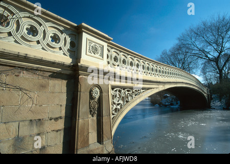 New York,Stato,New York,Città,Manhattan,urbano,metropoli,Central Park,terreno pubblico,ricreazione,Bow Bridge,cavalcavia,collegamento,collegamento,costruito nel 1862 il lago NY Foto Stock