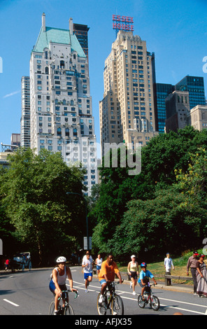 New York,Stato,New York,Città,Manhattan,urbano,metropoli,Central Park,terreno pubblico,ricreazione,Sabato mattina Joggers bikers,bicicletta,bicicletta,equitazione,b Foto Stock