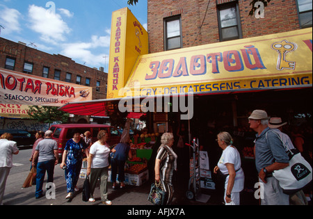 New York City,Brooklyn Borough,Brighton Beach,Russia business,es produce,venditore venditori bancarelle stand mercato, greengrocer,stallo,vendita, Foto Stock