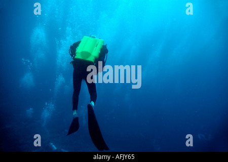 Maldive Atollo del Nord di Male Lanka un subacqueo di respirazione con un esperimento di circuito chiuso Foto Stock