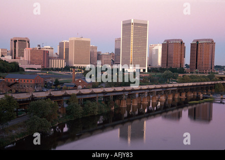 Richmond Virginia, skyline della città di James River, centro, centro città, edifici, skyline della città, architettura urbana, urbano, centro, centro città, pop Foto Stock