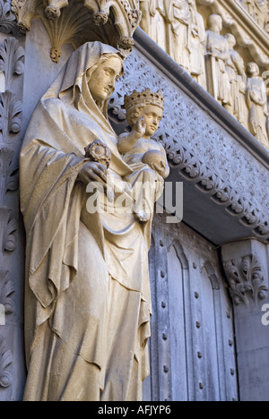 Abbazia di Westminster Londra Inghilterra allestita facciata statua di Maria tiene il bambino Gesù all'ingresso dell'Abbazia Foto Stock