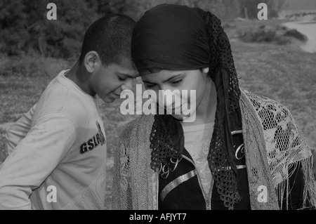 Bedouin un ragazzo e una ragazza in bianco e nero Foto Stock