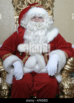 Babbo Natale seduto sul suo trono in una grotta tipica di un centro commerciale Foto Stock