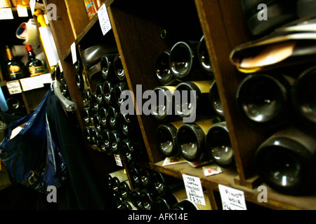 All'interno di Gerry s negozio di bottiglie London Regno Unito Foto Stock