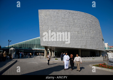 La Biblioteca Alexandriana fu completato nel 2002 a un costo di più di $200m. Foto Stock