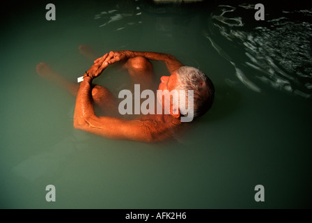 Per adulti a galleggiante di medicinale in una piscina termale riempito con Dead sea saltwater Israele Foto Stock