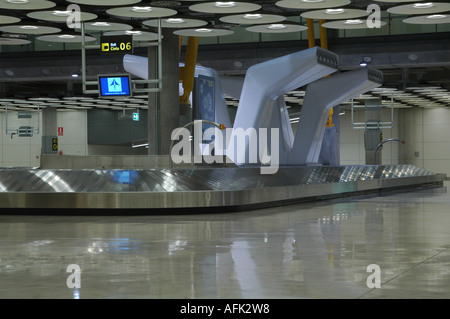 Carosello bagagli nella sala degli arrivi di Adolfo Suarez Aeroporto Madrid–Barajas il principale aeroporto internazionale che serve Madrid in Spagna Foto Stock