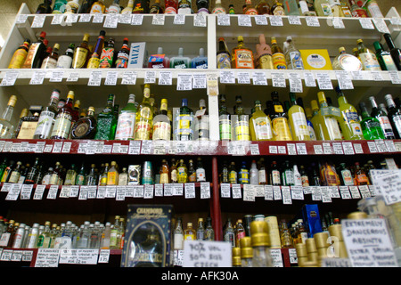 All'interno di Gerry s negozio di bottiglie London Regno Unito Foto Stock