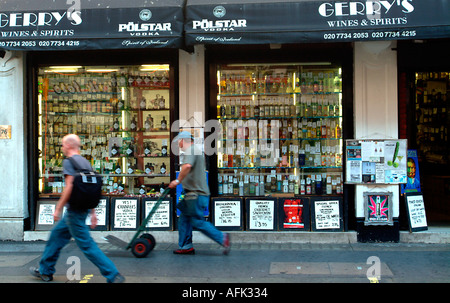 All'interno di Gerry s negozio di bottiglie London Regno Unito Foto Stock