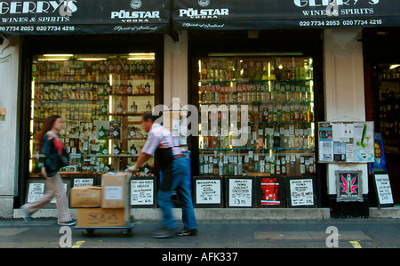 All'interno di Gerry s negozio di bottiglie London Regno Unito Foto Stock
