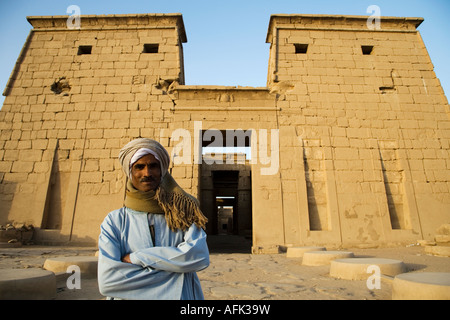 Un custode del tempio sorge di fronte al tempio di Khonsu al Tempio di Karnak Luxor Egitto Foto Stock