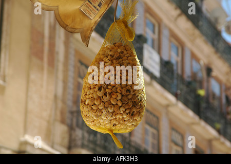 Bundle di prodotti commestibili escargot lumache appeso di fronte ad un ristorante Lisbona Portogallo Foto Stock