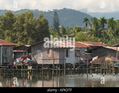 Palafitte e il villaggio vicino a Kota Kinabalu, Sabah, Malaysia Foto Stock