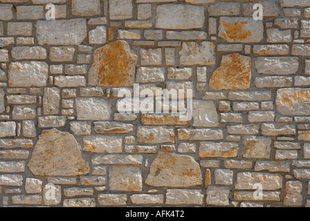 La sezione del moderno muro di pietra illuminati da luce radente a sottolineare la texture Foto Stock