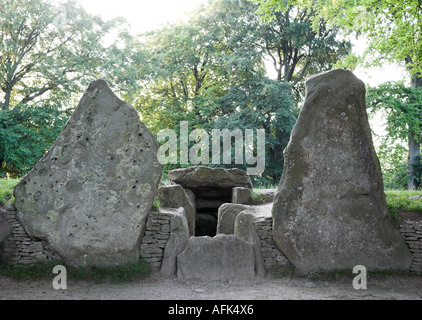 Ingresso a Wayland's Smithy camera sepolcrale neolitica camera di sepoltura (Long Barrow), Oxfordshire, England, Regno Unito Foto Stock