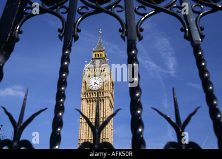 Londra è famosa torre dell'Orologio, Big Ben è incorniciata dalle porte del Palazzo di Westminster. Foto Stock