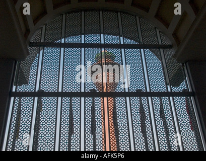 Il controllo del traffico aereo torre, come si vede dal Pan Pacific Hotel, Sepang, l'aeroporto internazionale di Kuala Lumpur, Malesia. Foto Stock