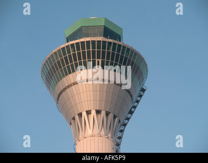 Dettaglio della parte superiore del controllo del traffico aereo tower, Sepang, l'aeroporto internazionale di Kuala Lumpur, Malesia. Foto Stock