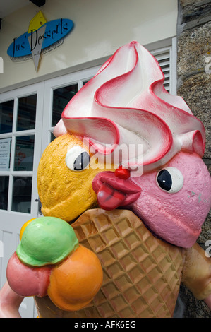 Un gelato firmare al di fuori di un cafe nella cittadina di St Ives, Cornwall, Inghilterra Foto Stock
