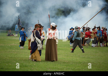 Xvii secolo guerra civile inglese scena di battaglia ad una rievocazione storica evento o muster in scena dal Nodo sigillato la società Foto Stock