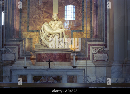 La Pietà di Michelangelo sul display nella Basilica di San Pietro in Vaticano a Roma Foto Stock