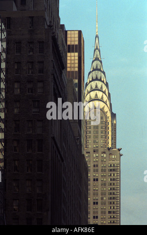 Osservando il Chrysler building sulla 42nd Street a New York City Foto Stock