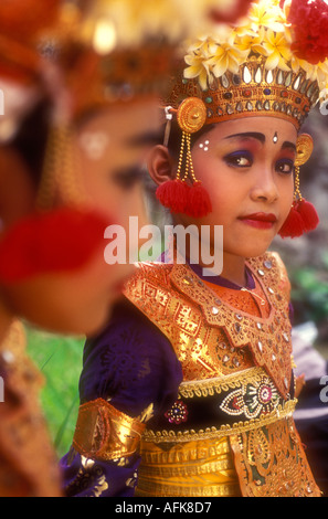 Legong giovani ballerini in costume completo sull'isola di Bali in Indonesia Asia Sudorientale Modello rilasciato Image Foto Stock