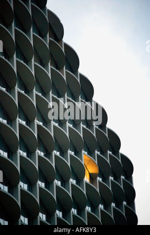 Edificio di appartamenti con una luce a Milwaukee nel Wisconsin USA Foto Stock