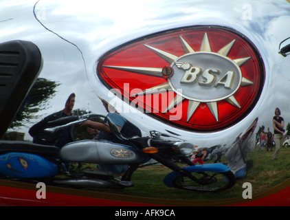 La riflessione in BSA motociclo il serbatoio benzina Foto Stock