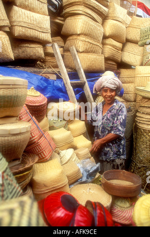 Donna Balinese cesti di vendita nel mercato dell'isola di Bali in Indonesia Asia Sudorientale Modello rilasciato foto Foto Stock