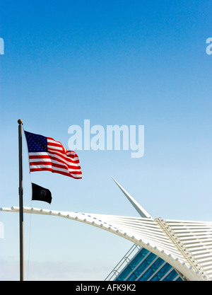 Bandiera americana sorvolano Calatrava ala di Milwaukee Art Museum di Milwaukee, Wisconsin USA Foto Stock